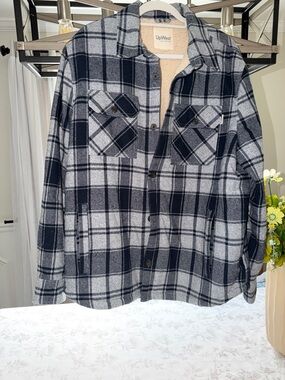 UpWest Men's Navy and Gray Plaid Sherpa-Lined Button Shirt
